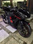 Dijual Motor Yamaha R25 tahun 2014 warna hitam 