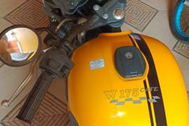 Jual motornya lelaki, Kawasaki Cafe W175 warna ku 